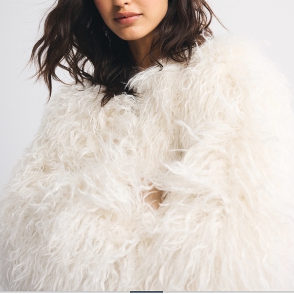 Collarless Short Faux Fur Coat - Picture 4 of 8